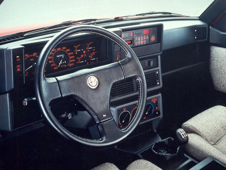 Панель приборов Alfa Romeo 75 1.8i Turbo Evoluzione (162B) 1987 года  (фото 8 из 10)